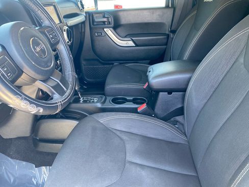 Used 2018 Jeep Wrangler Unlimited Sahara image 14