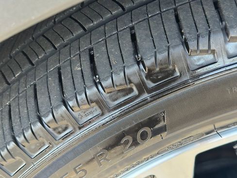 Used 2025 Ford Explorer ST-Line image 11