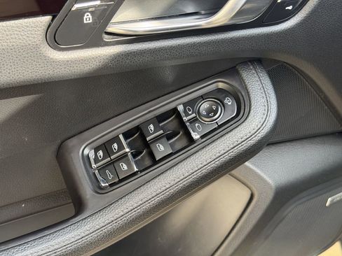 Used 2020 Porsche Macan image 24