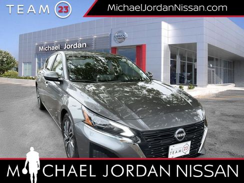 Certified 2023 Nissan Altima 2.5 SV w/ SV Premium Package image 1