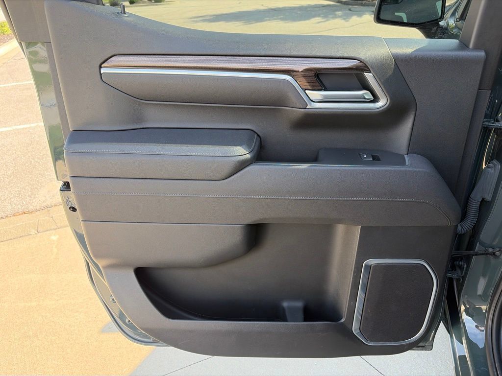 Used 2025 Chevrolet Silverado 1500 LT AWD/4WD image 38