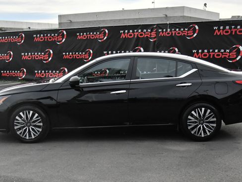Used 2024 Nissan Altima 2.5 SV image 4