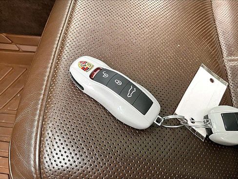 Used 2016 Porsche Cayenne AWD/4WD image 8