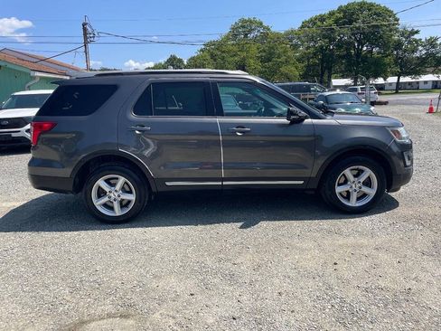 Used 2016 Ford Explorer XLT w/ Equipment Group 202A AWD/4WD image 9