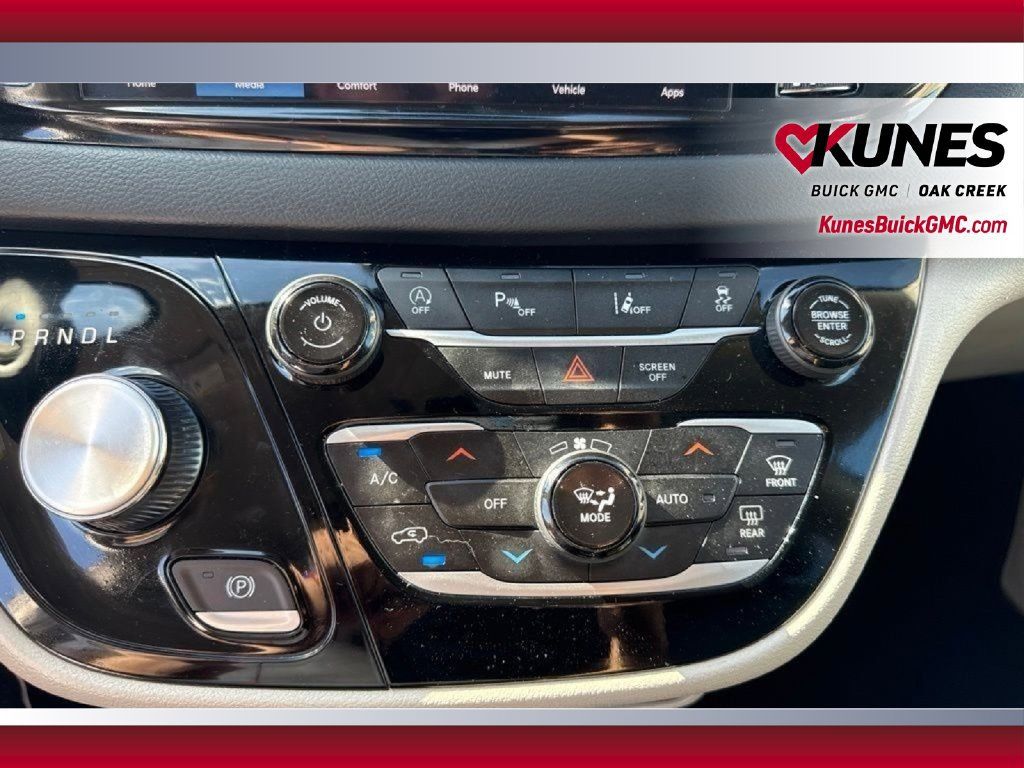 Used 2023 Chrysler Pacifica Touring-L FWD image 29