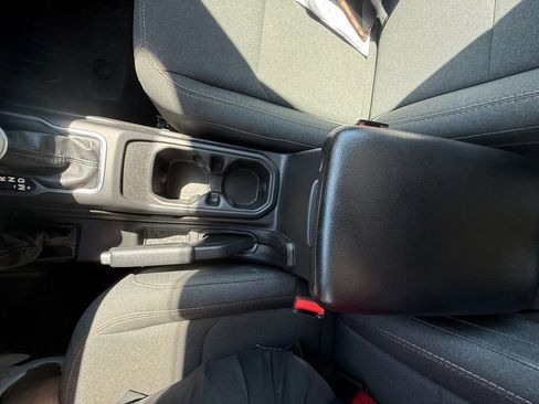 Used 2024 Jeep Wrangler Unlimited AWD/4WD image 32