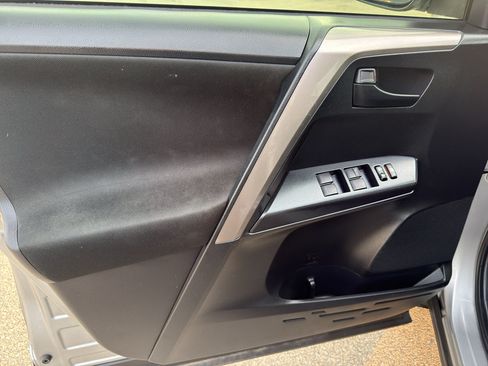 Used 2018 Toyota RAV4 LE FWD image 13