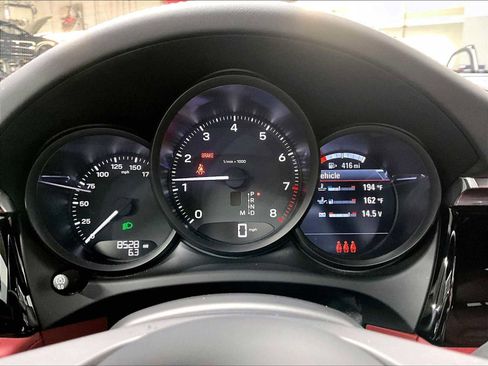 Used 2025 Porsche Macan AWD/4WD image 23