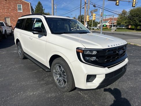 New 2025 Ford Expedition Active image 3