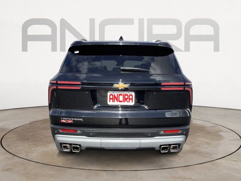 Used 2025 Chevrolet Traverse LT FWD image 11