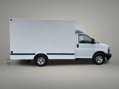Used 2018 Chevrolet Express 3500 w/ Driver Convenience Package image 11