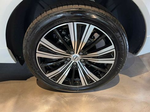 Used 2023 Volvo XC60 B5 Plus AWD/4WD image 11