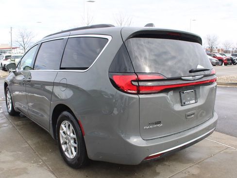 Used 2022 Chrysler Pacifica Touring-L image 5