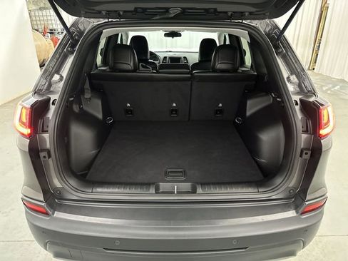 Used 2020 Jeep Cherokee Latitude Plus w/ Cold Weather Group AWD/4WD image 23