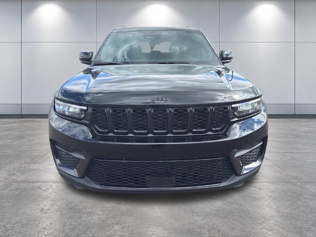 Used 2025 Jeep Grand Cherokee Altitude AWD/4WD image 8