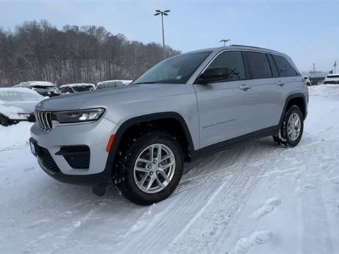 Used 2023 Jeep Grand Cherokee Laredo image 4