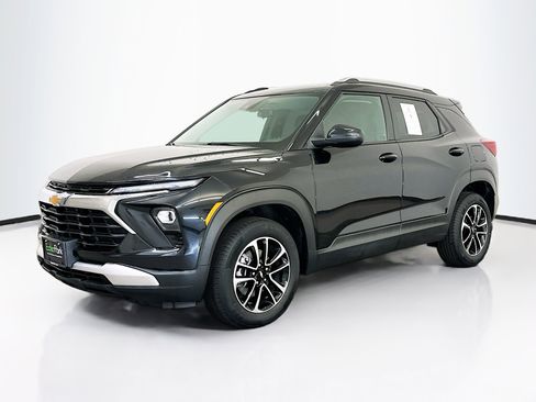 Used 2024 Chevrolet TrailBlazer LT AWD/4WD image 3