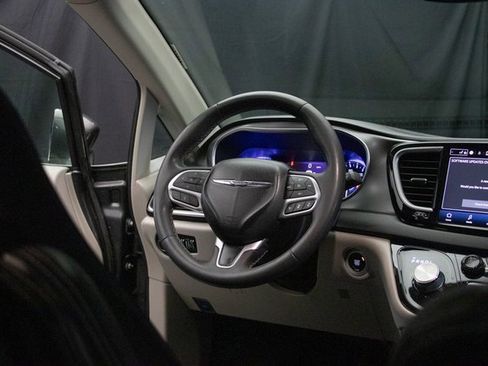 Used 2022 Chrysler Pacifica Touring-L image 14