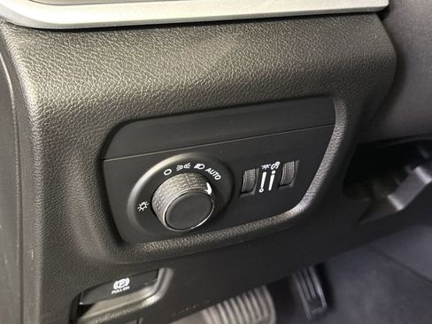 Used 2025 Jeep Grand Cherokee L Laredo image 14