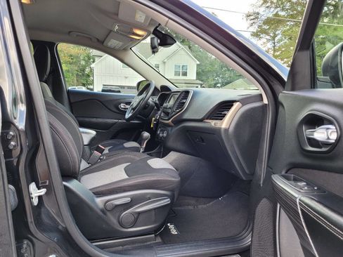 Used 2015 Jeep Cherokee Sport w/ Sport Appearance Group image 4