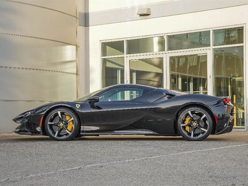 Used 2023 Ferrari SF90 Spider image 13