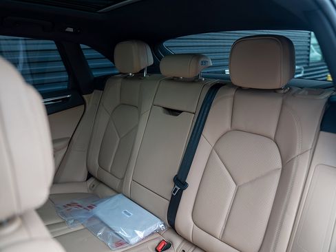 Certified 2026 Porsche Macan AWD/4WD image 21