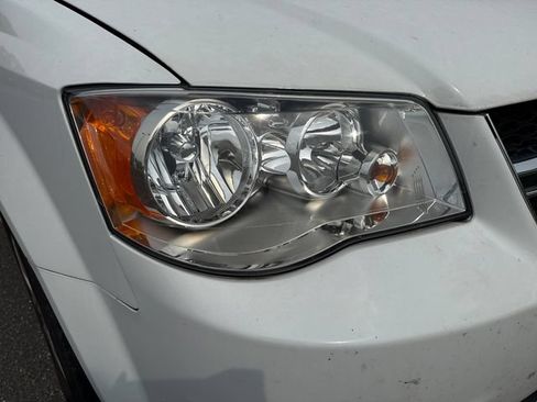 Used 2019 Dodge Grand Caravan SE w/ UConnect Hands-Free Group FWD image 12
