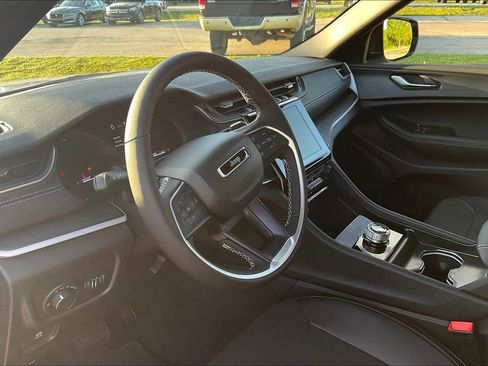 New 2025 Jeep Grand Cherokee Altitude image 6