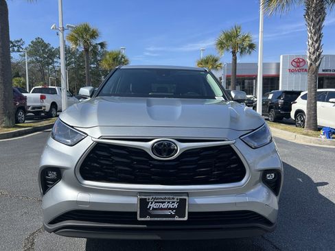 Used 2024 Toyota Highlander LE image 3