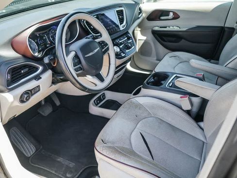 Used 2017 Chrysler Pacifica Limited w/ UConnect Theater Package FWD image 16