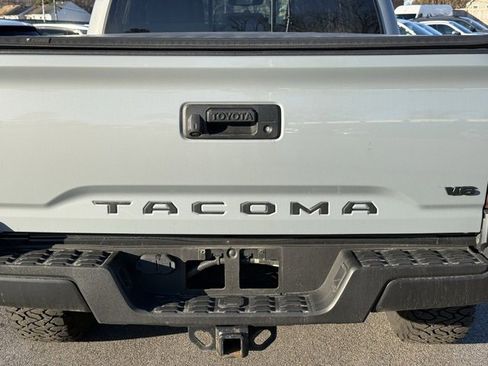 Used 2018 Toyota Tacoma TRD Off-Road image 6