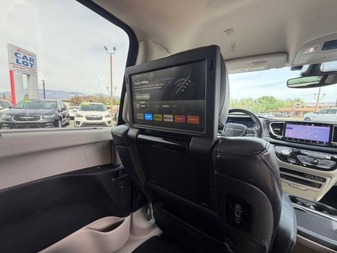 Used 2022 Chrysler Pacifica Touring-L w/ Uconnect Theater Family Group FWD image 17