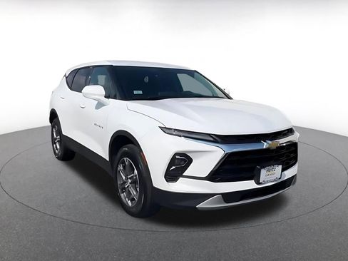 Used 2025 Chevrolet Blazer LT FWD image 2
