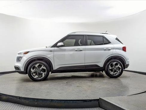 Used 2024 Hyundai Venue SEL image 3