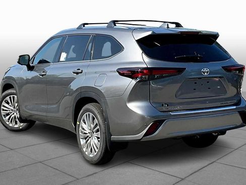 Certified 2025 Toyota Highlander Platinum AWD/4WD image 11