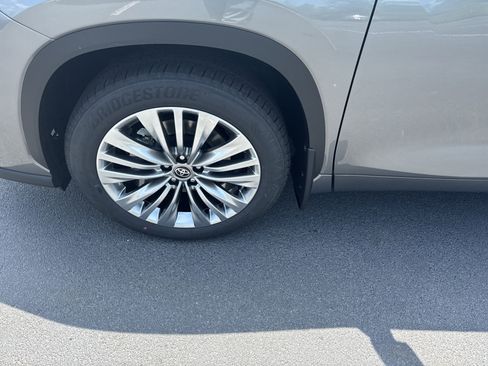 New 2026 Toyota Highlander Platinum AWD/4WD image 9