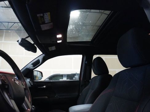 Used 2017 Toyota Tacoma TRD Sport image 6