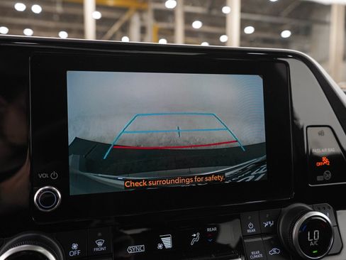 Used 2023 Toyota Highlander XLE AWD/4WD image 30