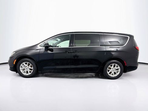 Used 2025 Chrysler Pacifica Select FWD image 2