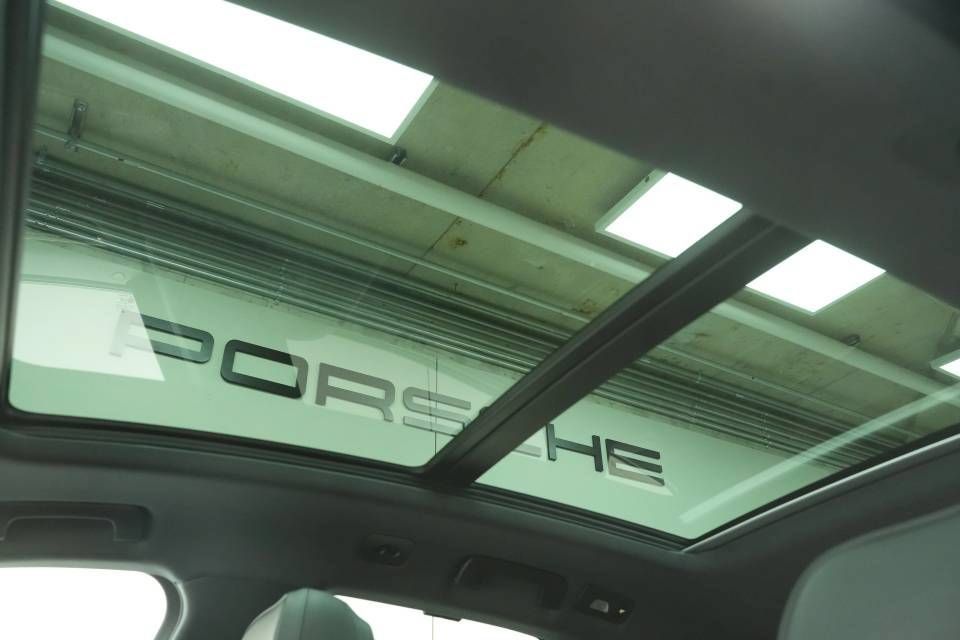 Certified 2026 Porsche Macan AWD/4WD image 37