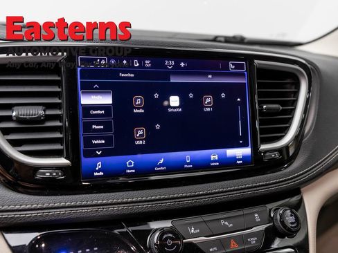 Used 2023 Chrysler Pacifica Touring-L FWD image 19