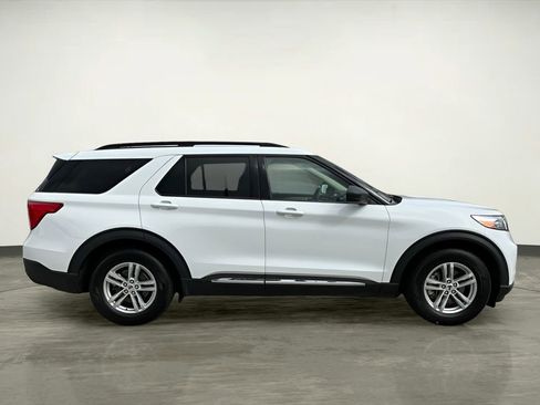 Certified 2024 Ford Explorer XLT w/ Equipment Group 202A RWD image 9