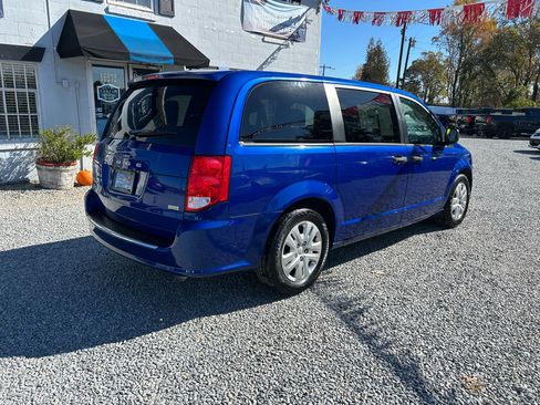 Used 2019 Dodge Grand Caravan SE w/ UConnect Hands-Free Group image 5