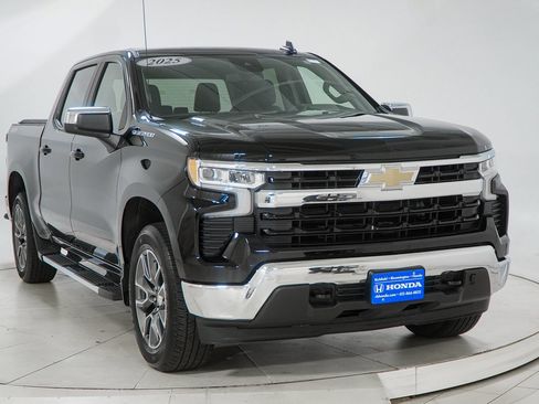 Used 2025 Chevrolet Silverado 1500 LT AWD/4WD image 16