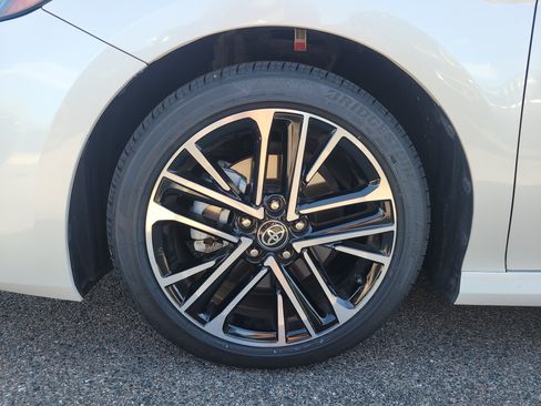 Used 2025 Toyota Camry XLE FWD image 9