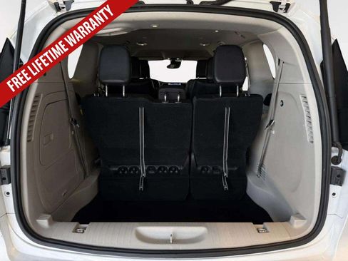 Used 2024 Chrysler Pacifica Limited FWD image 35