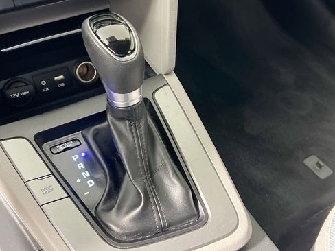 Used 2017 Hyundai Elantra SE image 19