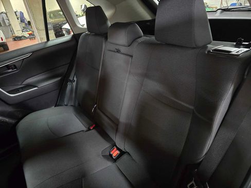 Used 2021 Toyota RAV4 LE AWD/4WD image 17