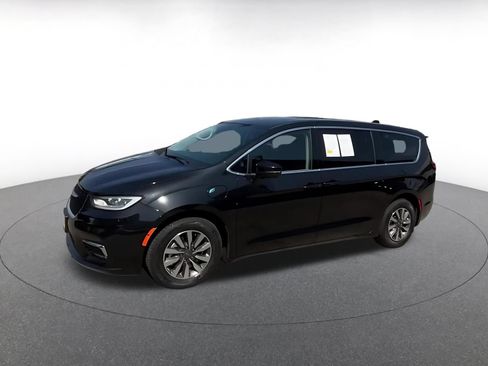 Used 2023 Chrysler Pacifica Touring-L FWD image 8