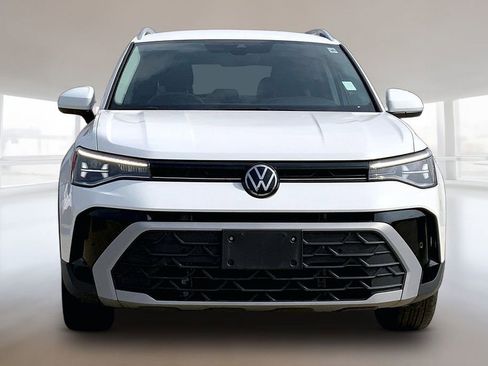 Used 2025 Volkswagen Taos SE FWD image 3